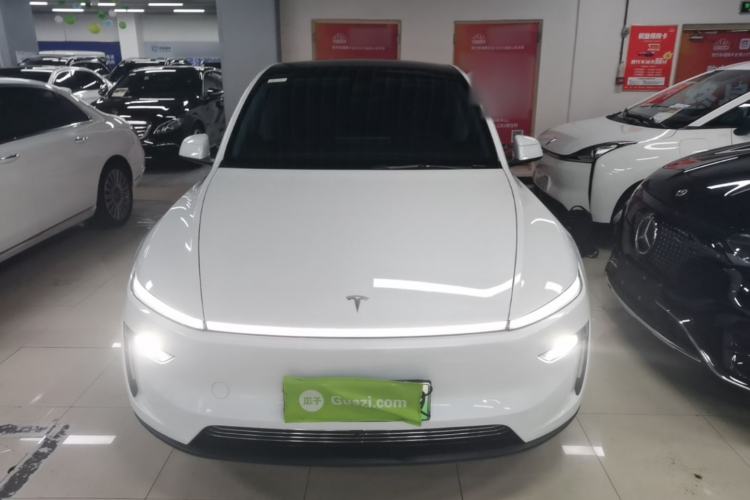 Tesla Model Y 2025 — 2