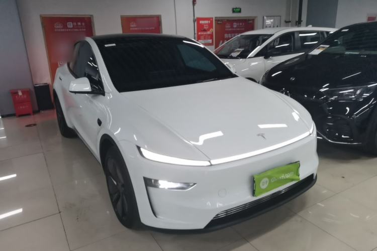 Tesla Model Y 2025 — 3