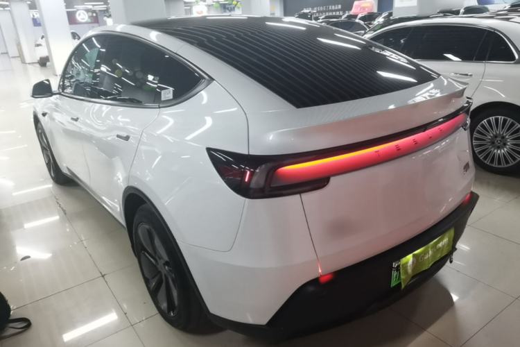 Tesla Model Y 2025 — 4