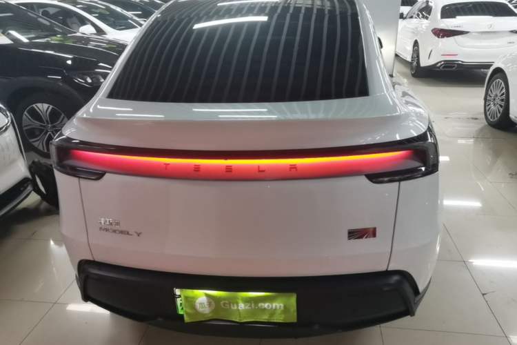 Tesla Model Y 2025 — 5