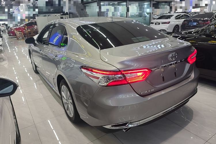Toyota Camry 2023 — 4