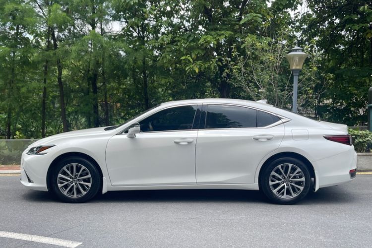 Lexus ES 200 2023 — 3