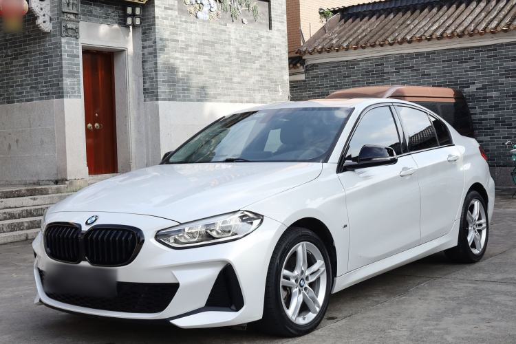 BMW 120i 2022 — фото 1