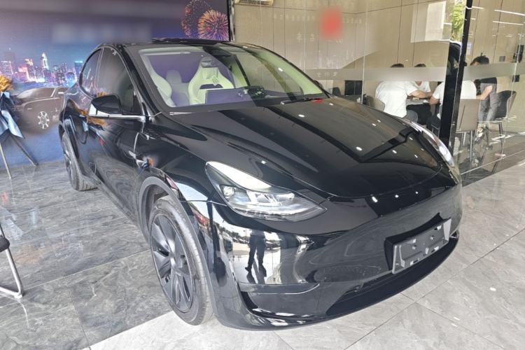 Tesla Model Y 2024 — 3
