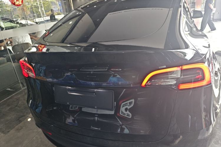 Tesla Model Y 2024 — 5