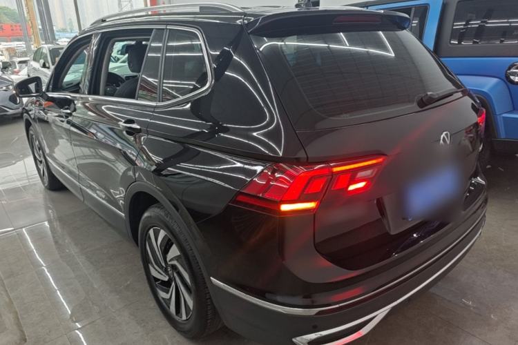 Volkswagen Tiguan L 2023 — 4