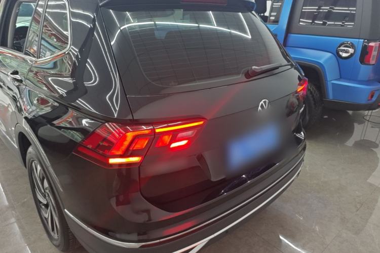 Volkswagen Tiguan L 2023 — 5