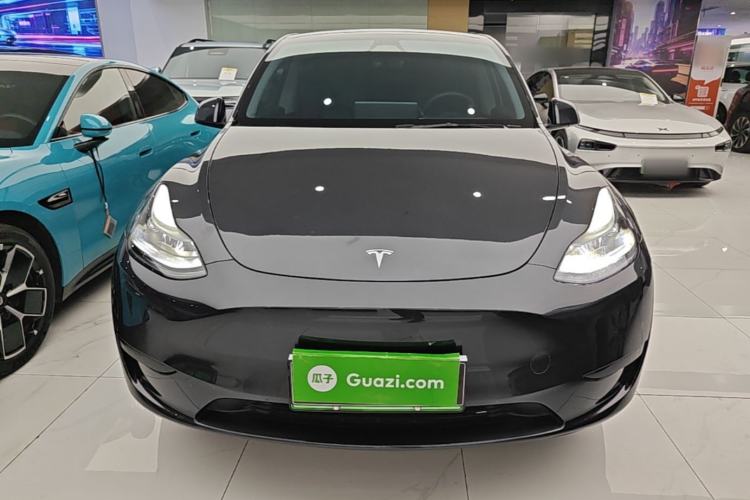 Tesla Model Y 2024 — 2