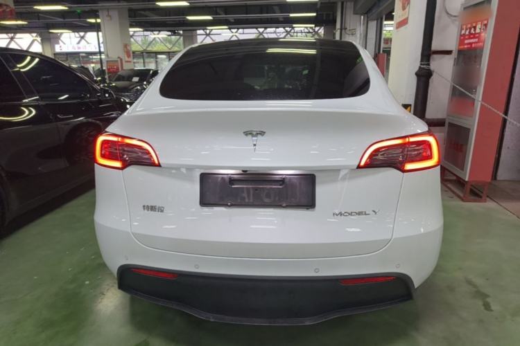 Tesla Model Y 2022 — 5