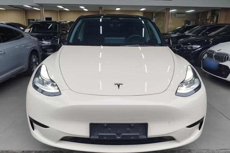 Tesla Model Y 2024 — 2