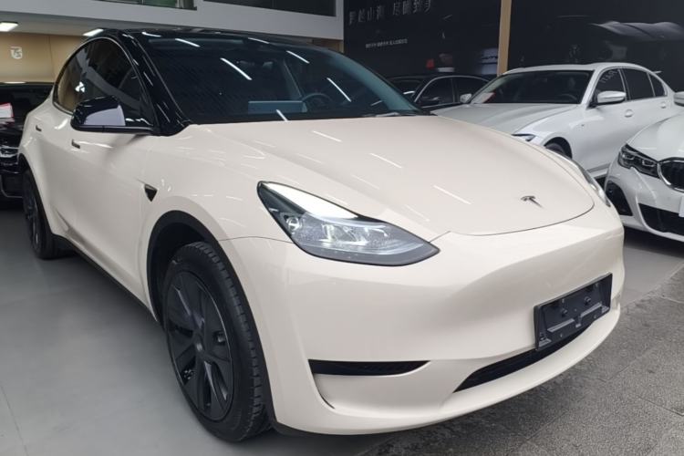 Tesla Model Y 2024 — 3