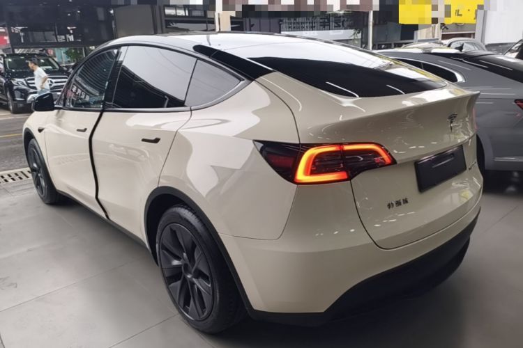 Tesla Model Y 2024 — 4