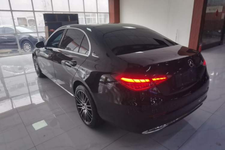 Mercedes-Benz C 260 L 2024 — 4