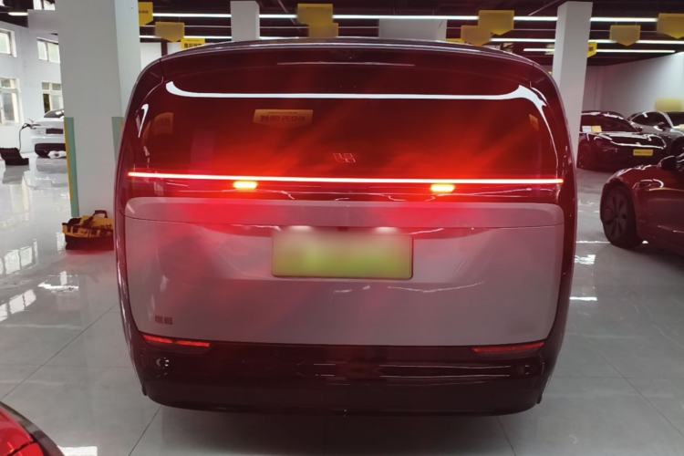 Li Auto MEGA 2024 — 5