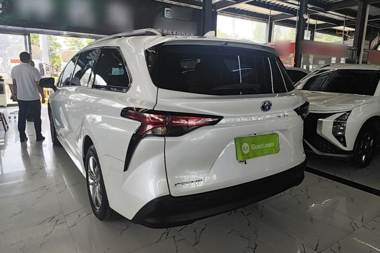 Toyota Sienna 2023 — 4