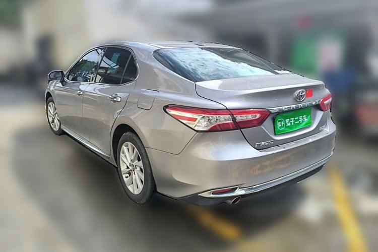 Toyota Camry 2023 — фото 4