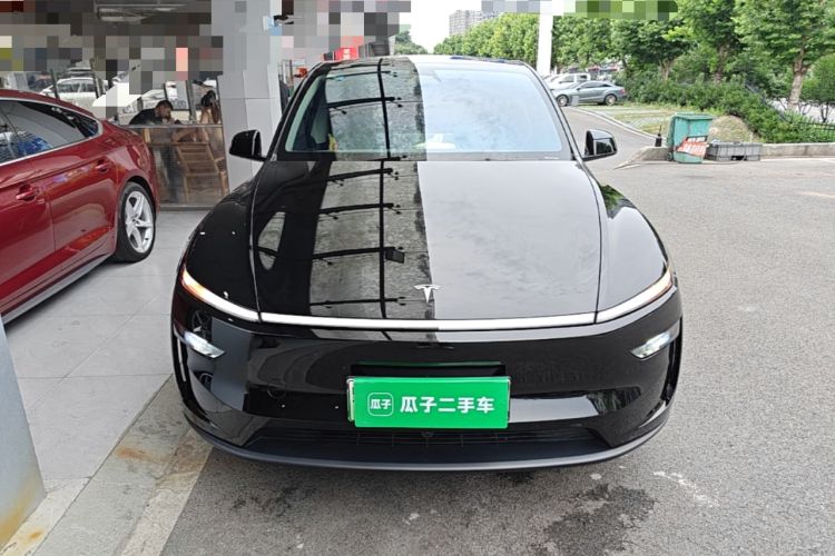 Tesla Model Y 2025 — 2