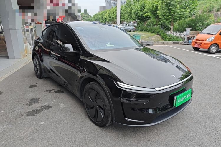 Tesla Model Y 2025 — 3