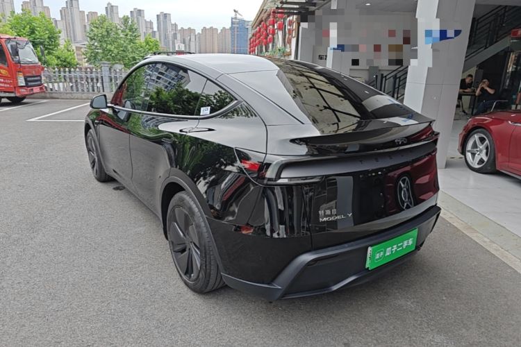 Tesla Model Y 2025 — 4