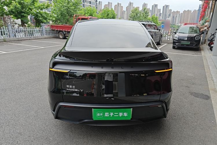 Tesla Model Y 2025 — 5