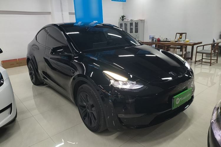 Tesla Model Y 2023 — 3