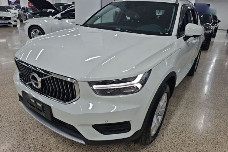 Volvo XC40 2022 — фото 1
