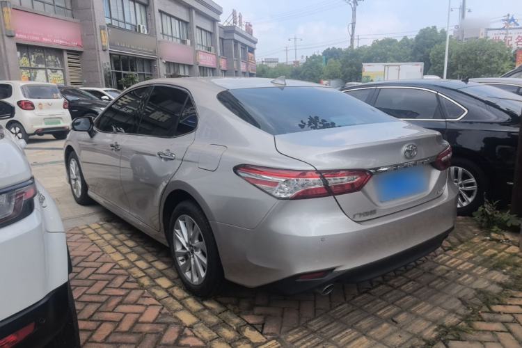 Toyota Camry 2021 — 4