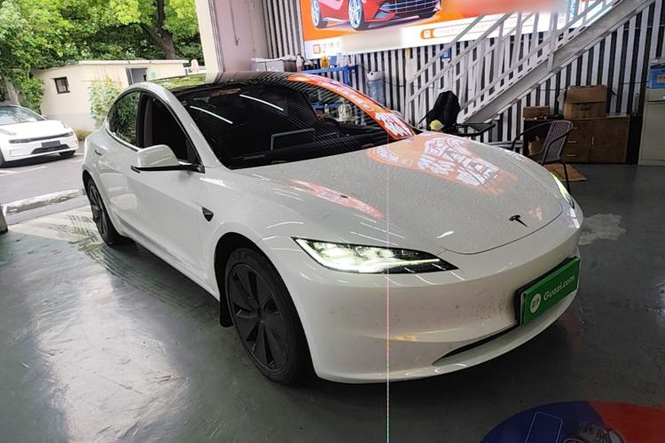 Tesla Model 3 2025 — 3