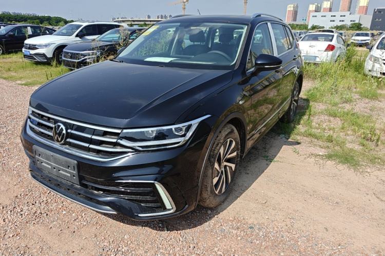 Volkswagen Tiguan L 2023 — фото 1