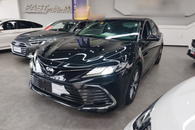 Toyota Camry 2021 — фото 1