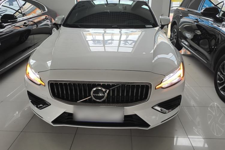Volvo S60 2024 — 2