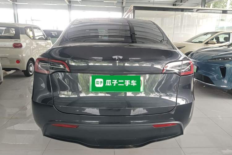 Tesla Model Y 2024 — 5