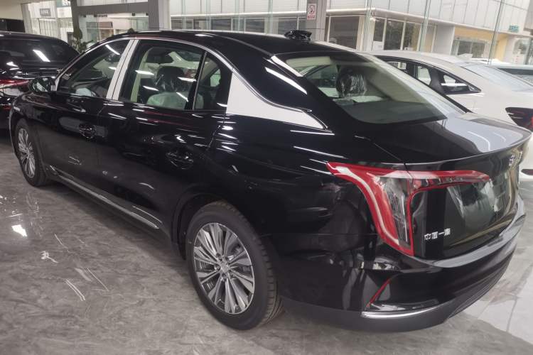 Hongqi E-QM5 2024 — 3
