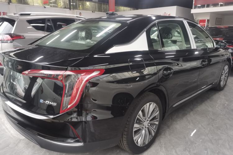 Hongqi E-QM5 2024 — 4