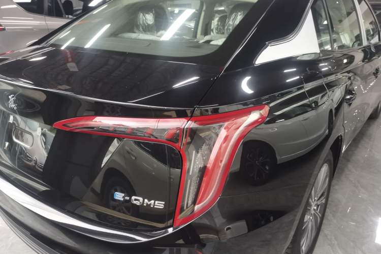 Hongqi E-QM5 2024 — 5