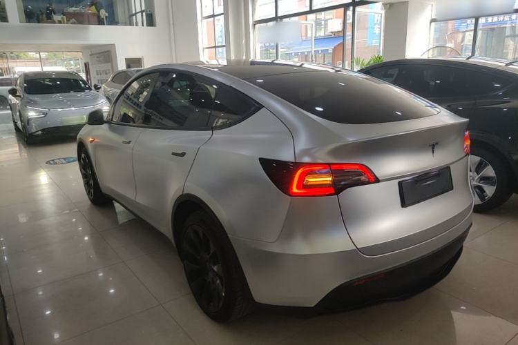 Tesla Model Y 2021 — 4