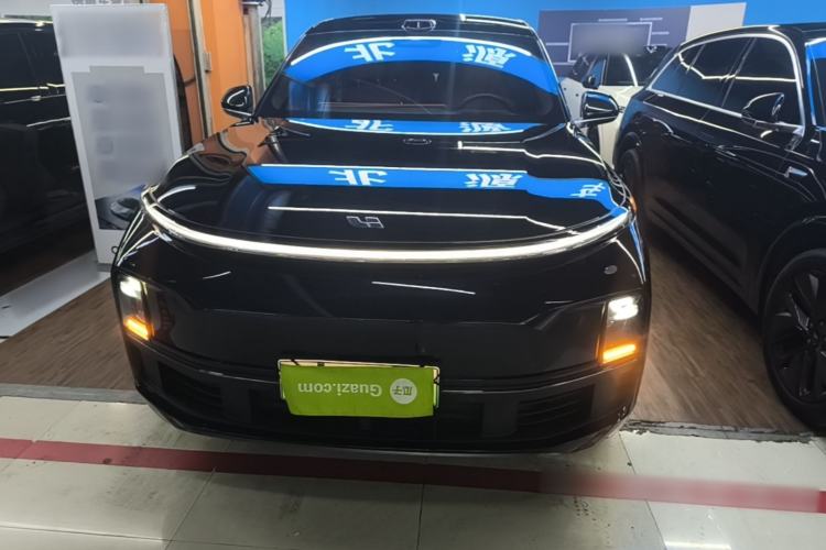 Li Auto L8 2025 — 2