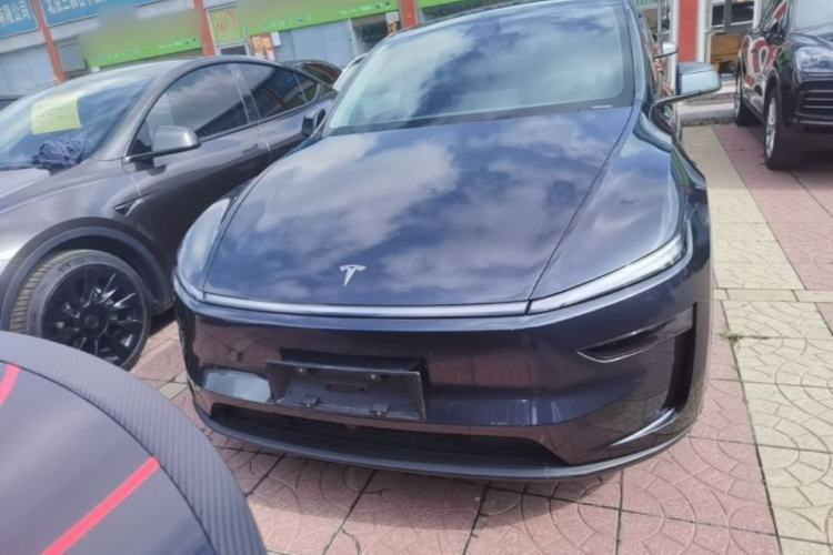Tesla Model Y 2025 — 2