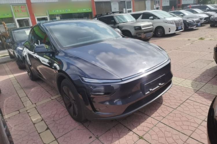 Tesla Model Y 2025 — 3