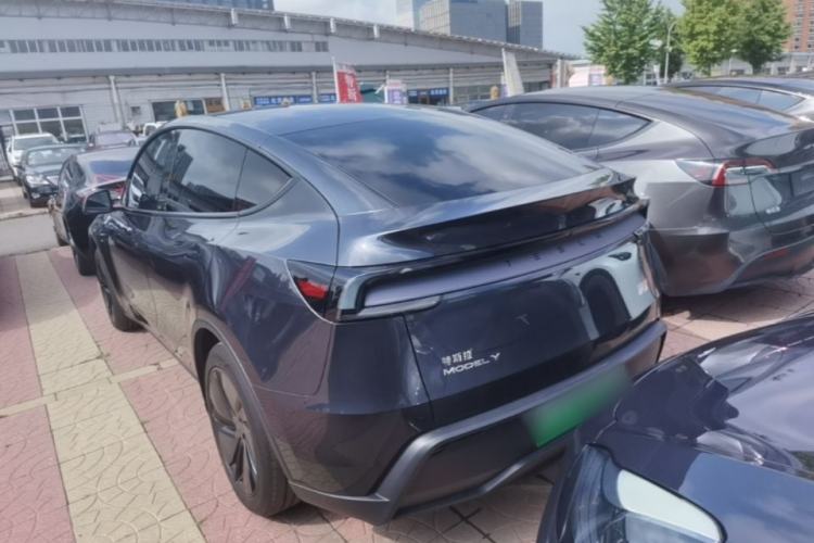 Tesla Model Y 2025 — 4
