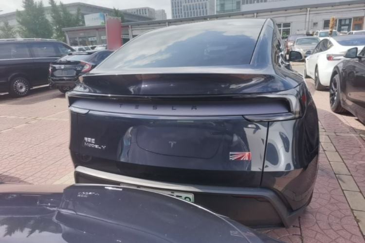 Tesla Model Y 2025 — 5