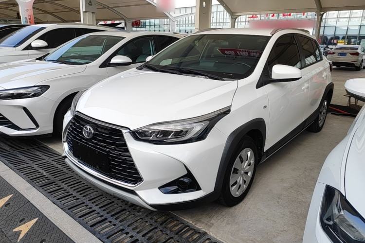 Toyota Yaris 2022 — фото 1