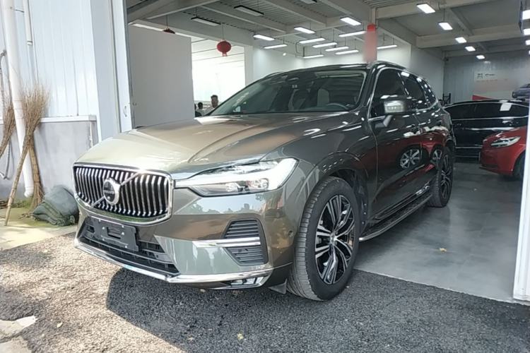 Volvo XC60 2022 — фото 1