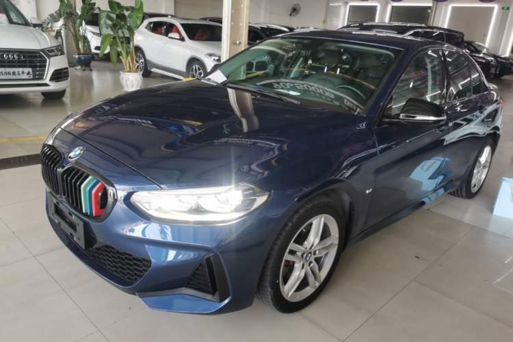 BMW 120i 2021 — фото 1