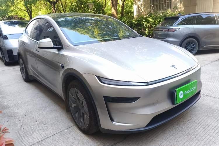 Tesla Model Y L 2025 — 3