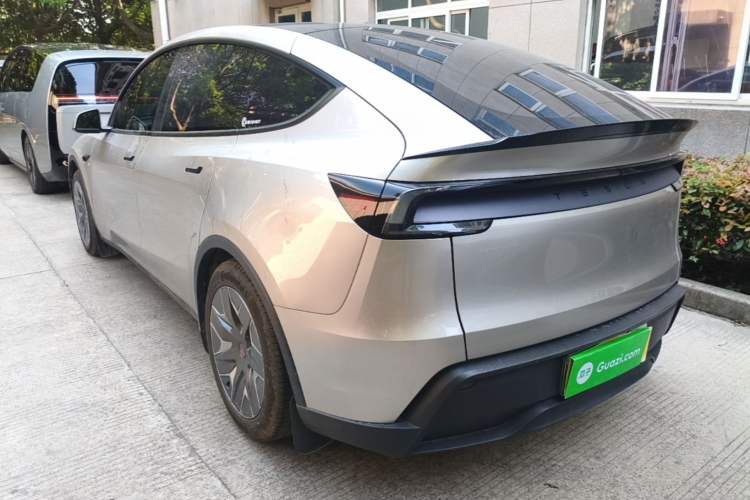 Tesla Model Y L 2025 — 4