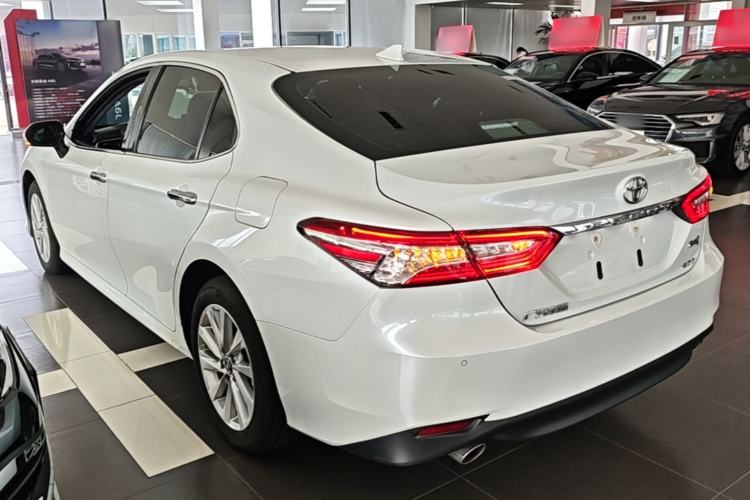 Toyota Camry 2021 — фото 4