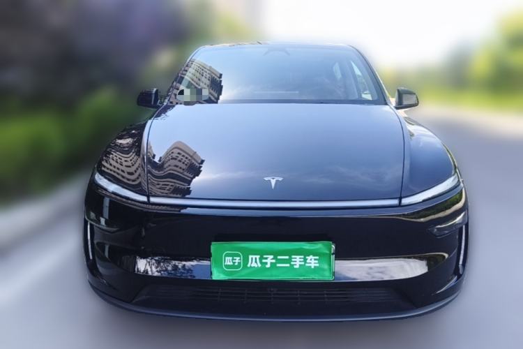 Tesla Model Y 2025 — 2