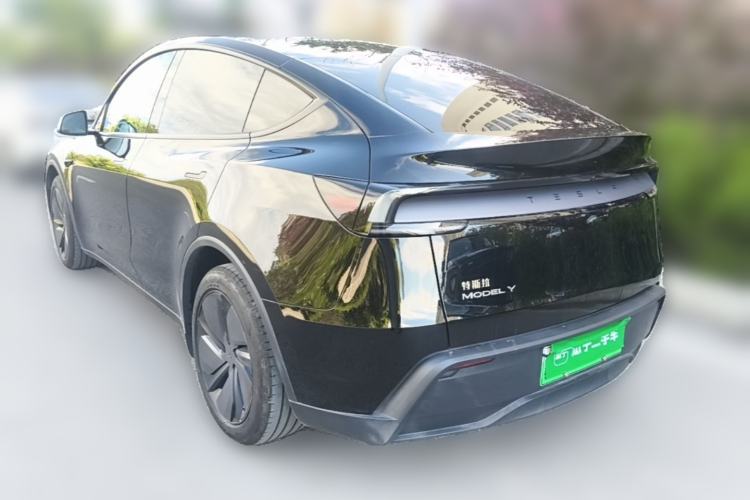 Tesla Model Y 2025 — 4