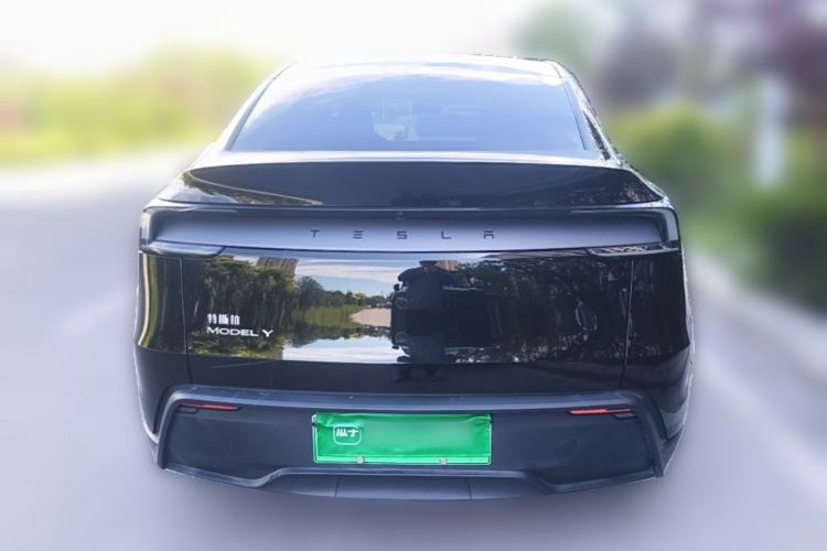 Tesla Model Y 2025 — 5